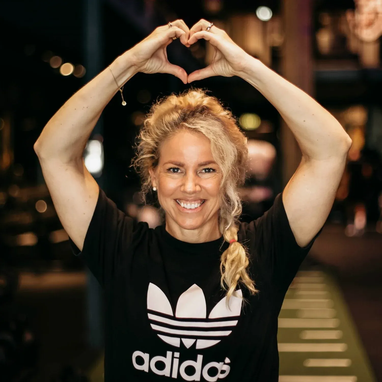 Charlotte Carlén formar ett hjärta med händerna