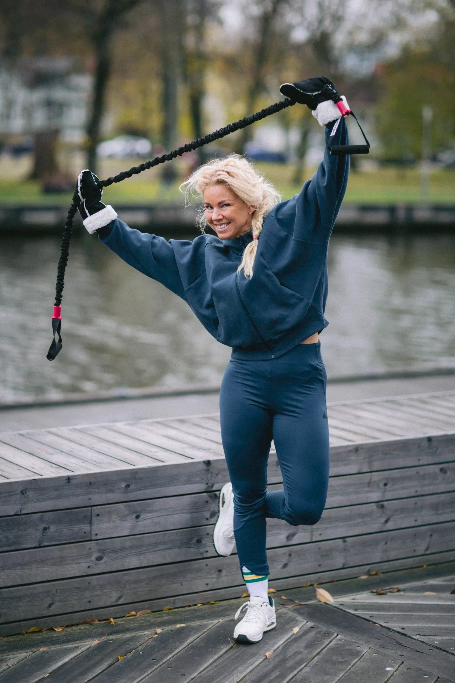 Charlotte tränar med gummiband utomhus