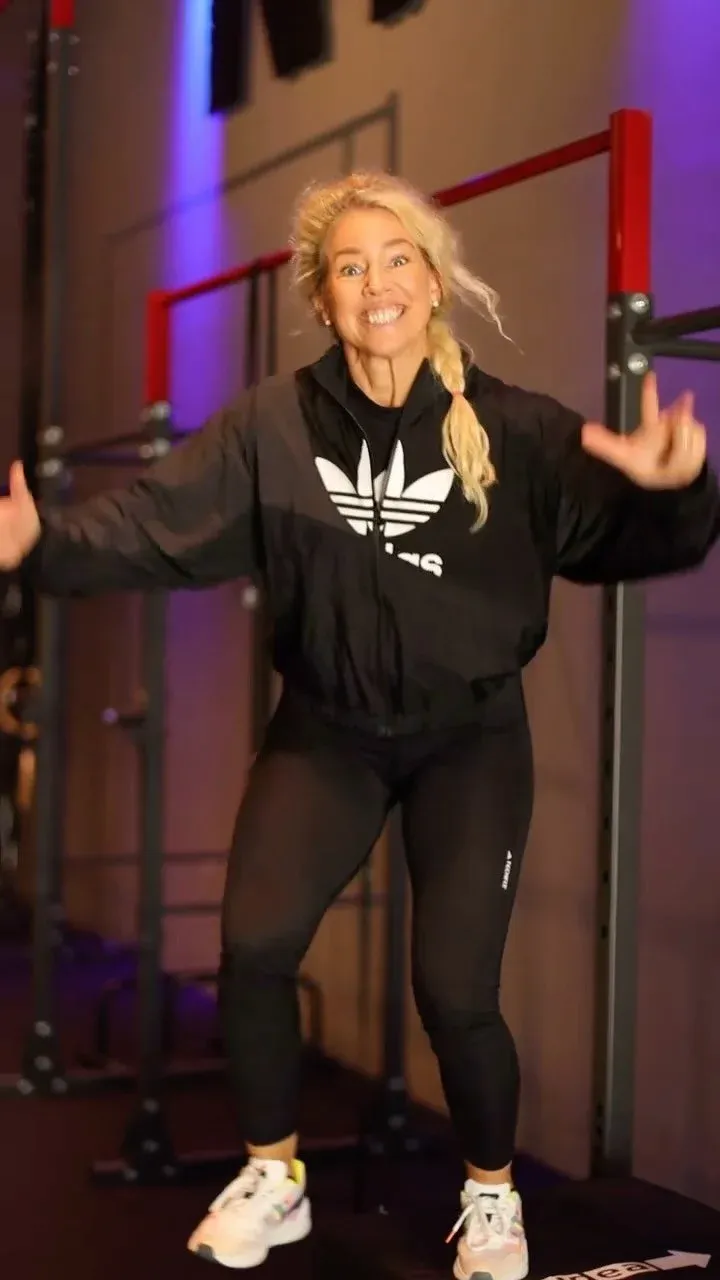 Charlotte skrattar och hoppar på gymgolvet