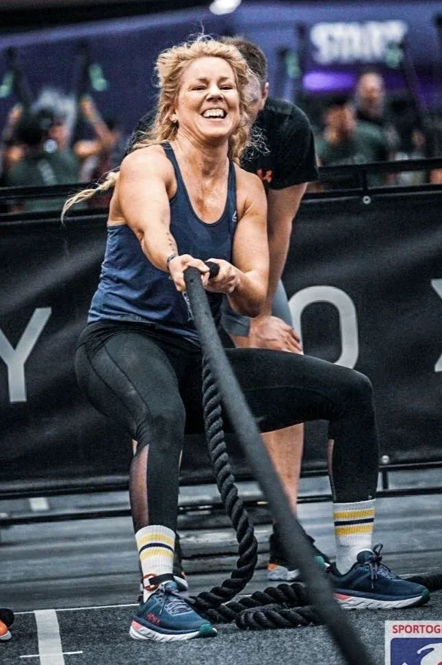 Charlotte drar battle rope under HYROX-tävling