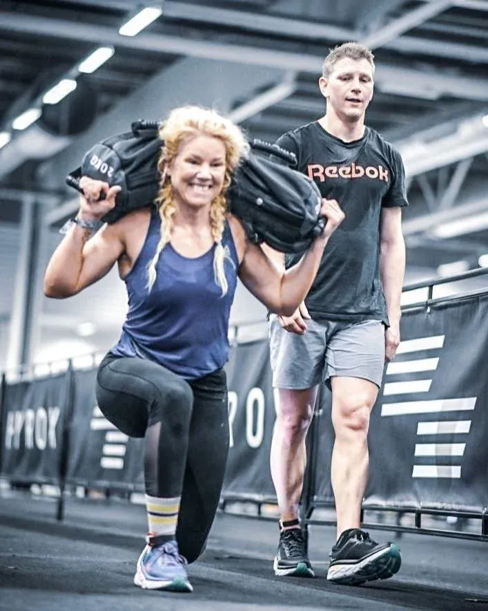 Charlotte gör utfall med sandbag under HYROX