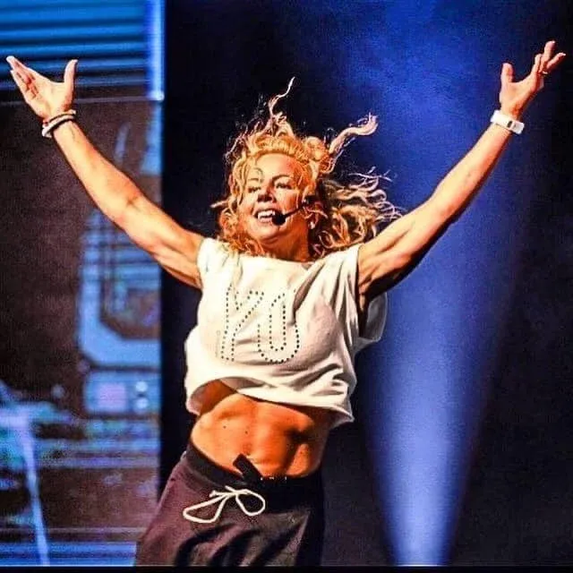 Charlotte på scen som Les Mills-presentatör
